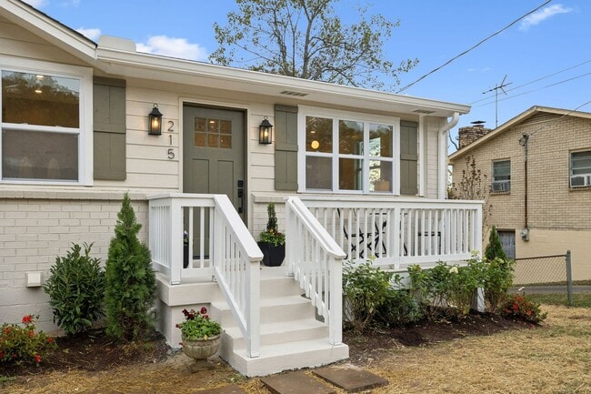 Building Photo - 215 Ash Dr