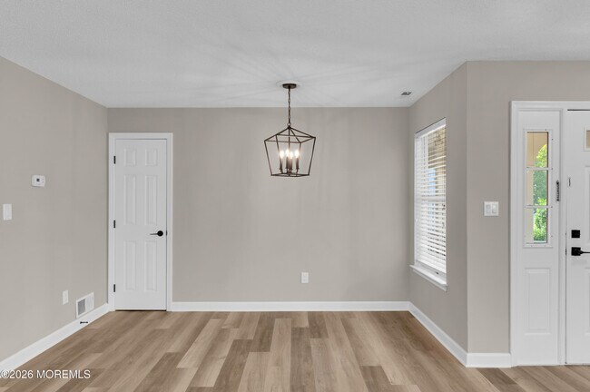 Building Photo - 83 Tulip Ln