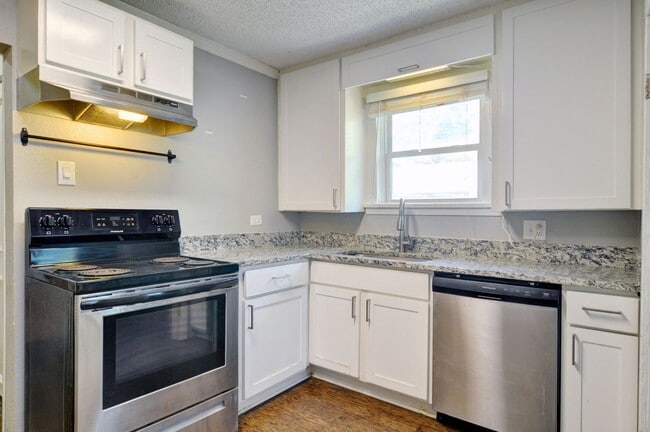 Building Photo - 2 Bedroom Bungalow
