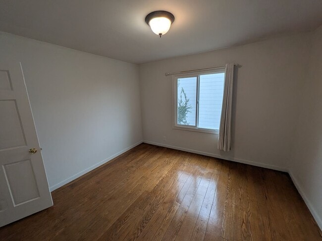 Building Photo - 702 43rd Ave