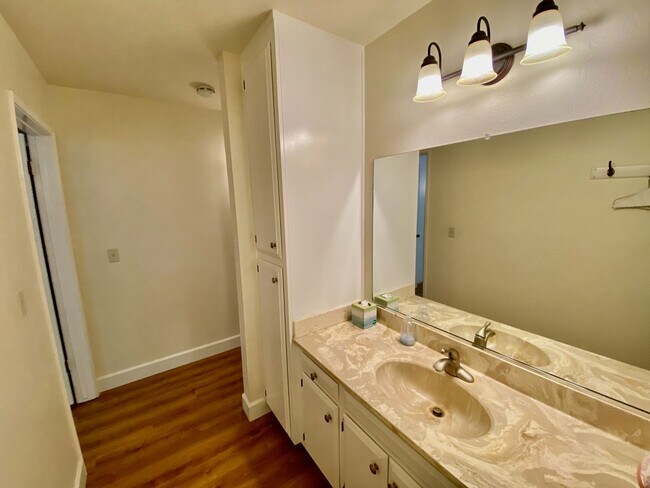 Building Photo - Private, Comfortable Downstairs Condo