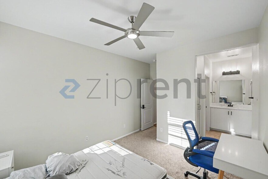 Building Photo - Unit