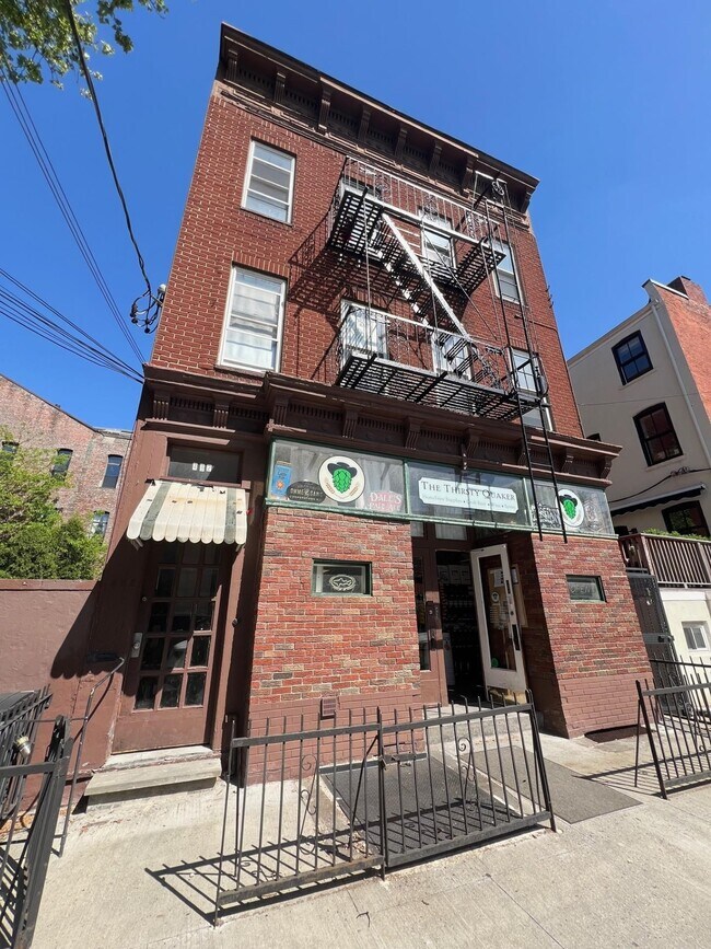Building Photo - 492 Monmouth St