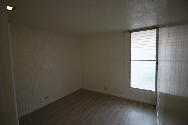Building Photo - 2 bed, 1 bath, 1 parking Unit available in...