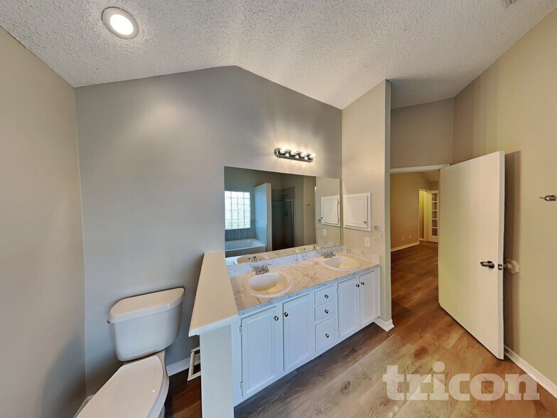 Building Photo - 317 Meandering Way Ct