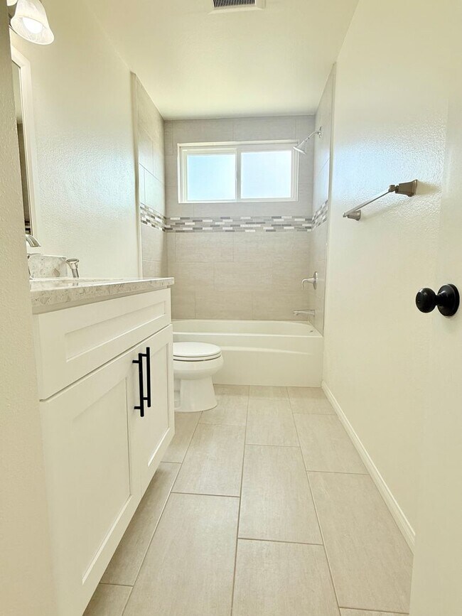Building Photo - 3Bed/3Bath House Plus Office in South Torr...