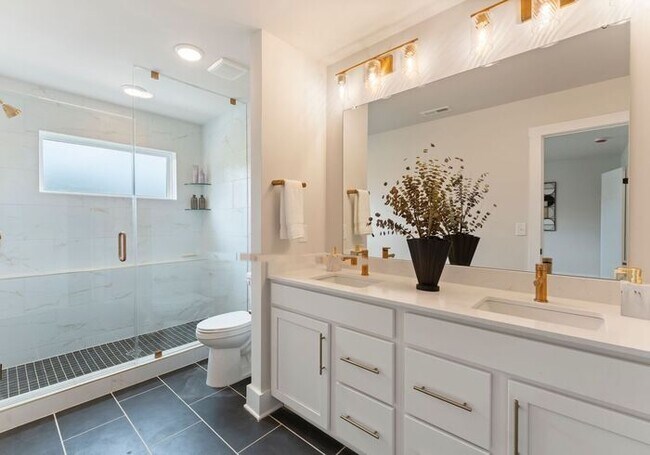 Building Photo - FREE RENT! Stunning 4 Bed | 3.5 Bath Luxur...