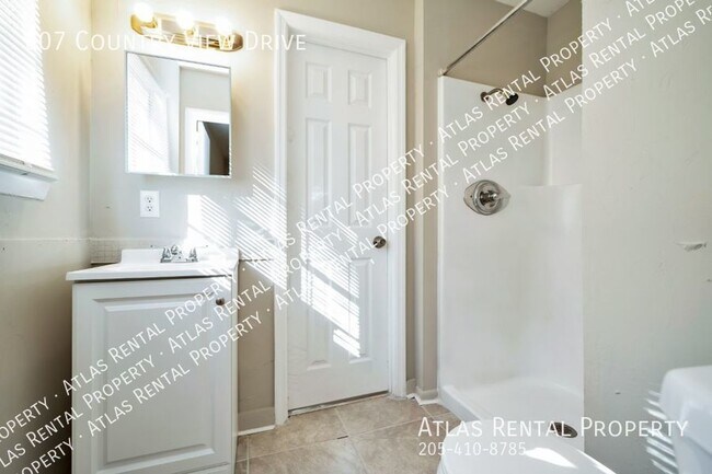 Building Photo - 607 Country View Dr NE