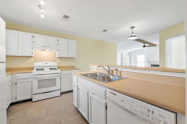 Building Photo - 4006 Alexandria Dr