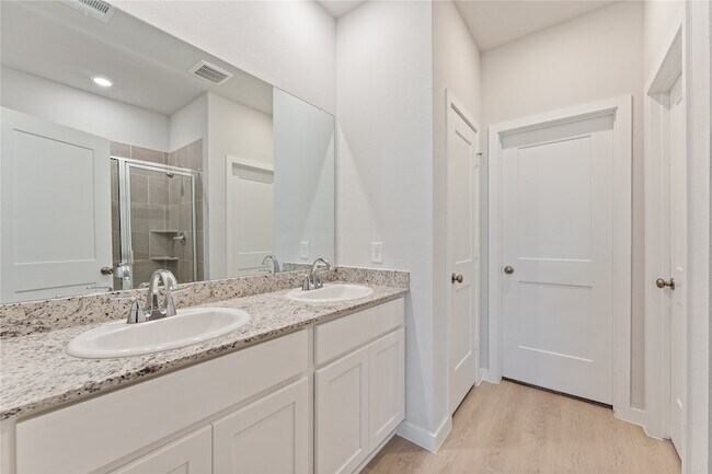 Building Photo - 16215 Globetrotter Ct