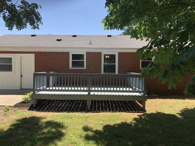 Building Photo - AVAILABLE JULY 15TH.  3 BEDROOM 1 1/2 BATH...