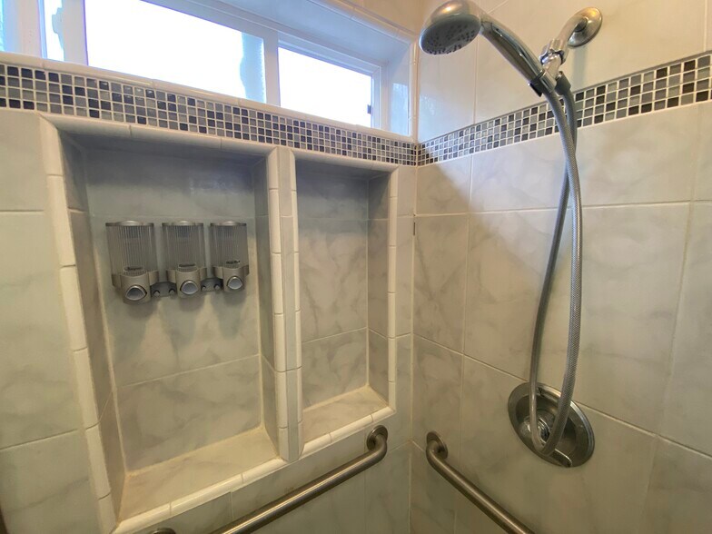 Shower interior - 3708A Claudine St