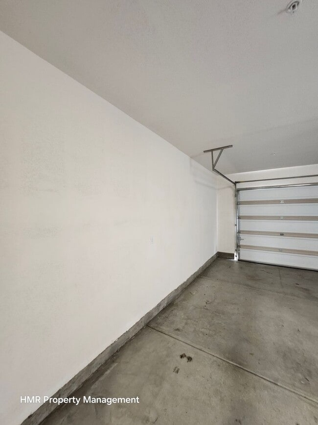 Building Photo - Beautiful two story 5 bedroom in ontario R...