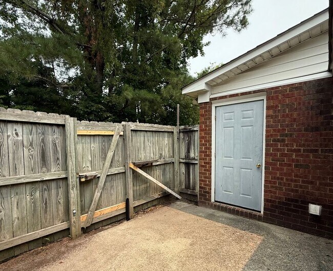 Building Photo - 3200 Parkway Ct
