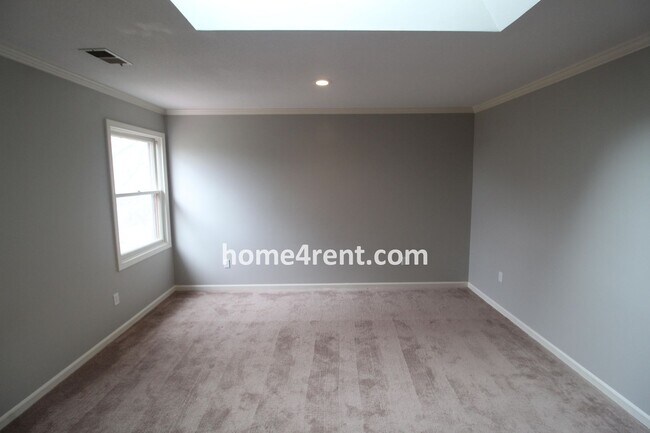 Building Photo - Gorgeous Lake Home w/ Beautiful Walking Tr...