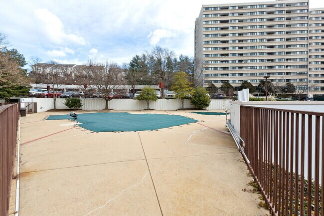 Building Photo - Amazing Opportunity to Rent this well Main...