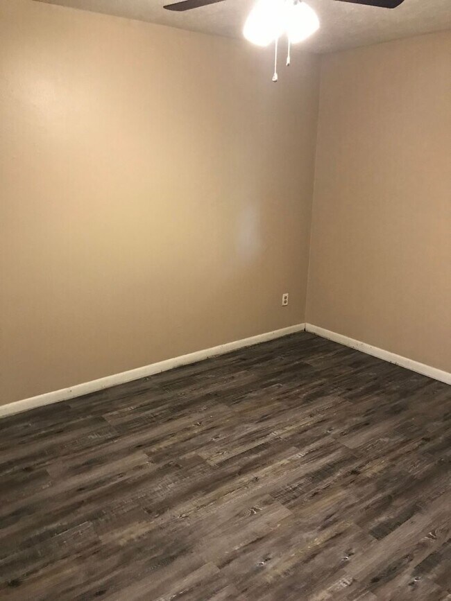 Building Photo - 310-314 E Lindsey St