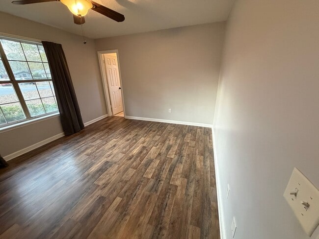 Building Photo - FOR RENT