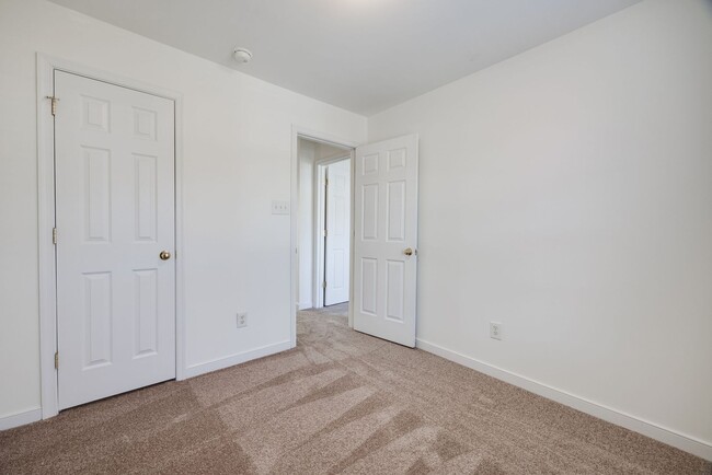 Building Photo - 3 Bedroom Townhome near Forest Hill!