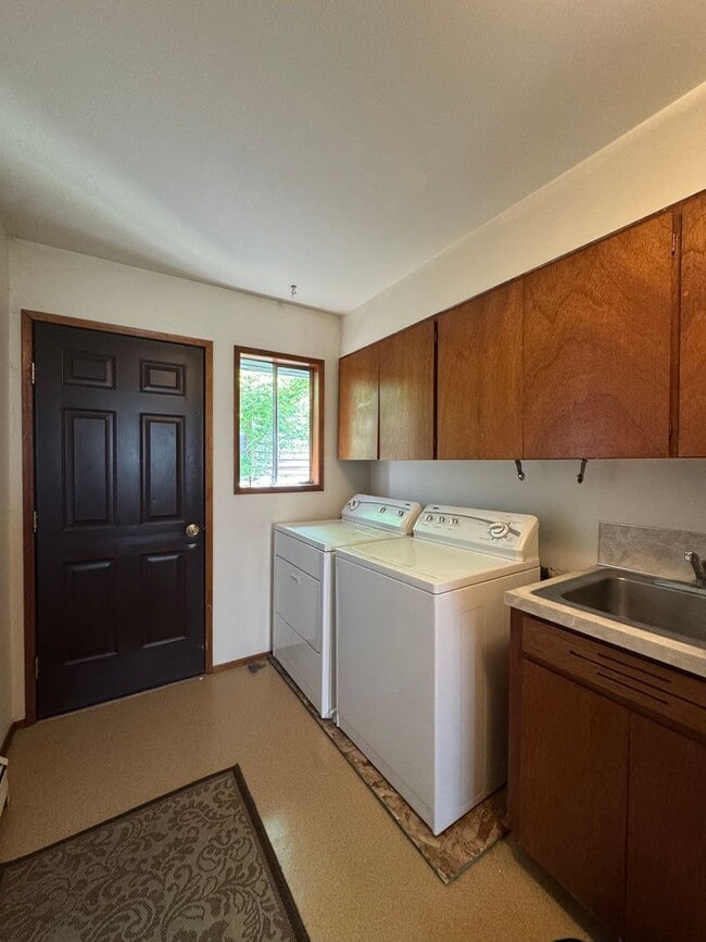 Building Photo - Spacious 5 Bedroom Rental by Park
