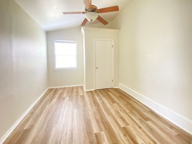 Building Photo - 3/2 Beachside Bungalow with Garage!