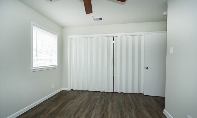 Building Photo - 9205 Vicksburg Ave