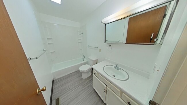 Building Photo - Spacious and charming conveniently located...