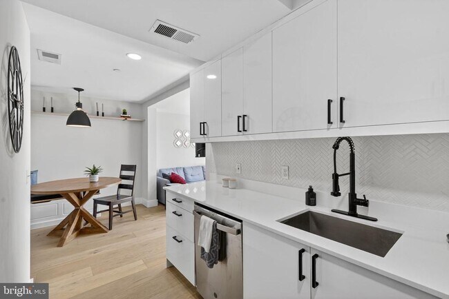 Building Photo - 919 12th St NE