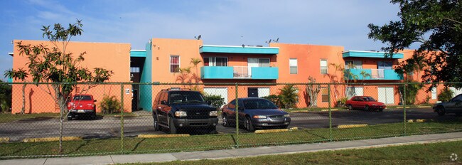 Courtyard at Homestead Apartments - Courtyard Apartments