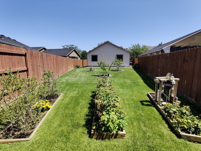 Building Photo - West Kennewick Location Close to Freeway A...
