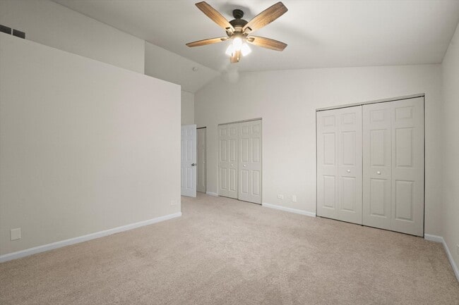 Building Photo - 2-Bedroom Townhouse in Waukegan - Gurnee School District