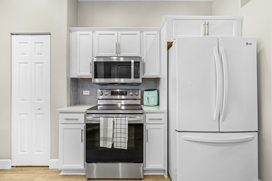 Stove/Oven and Air Fryer - 8899 Bristol Bnd