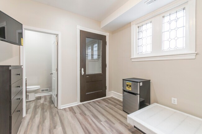 Building Photo - 917 W Duncannon Ave