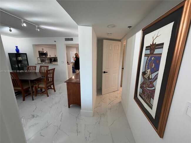 Building Photo - 7290 Kinghurst Dr