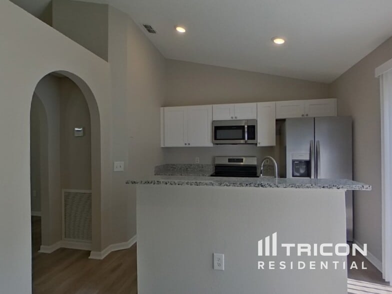 Building Photo - 5852 Lake Front Dr