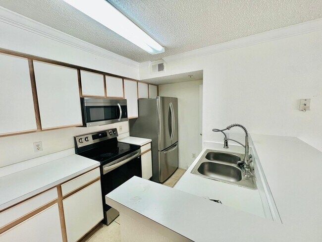 Building Photo - 2200 Key W Ct