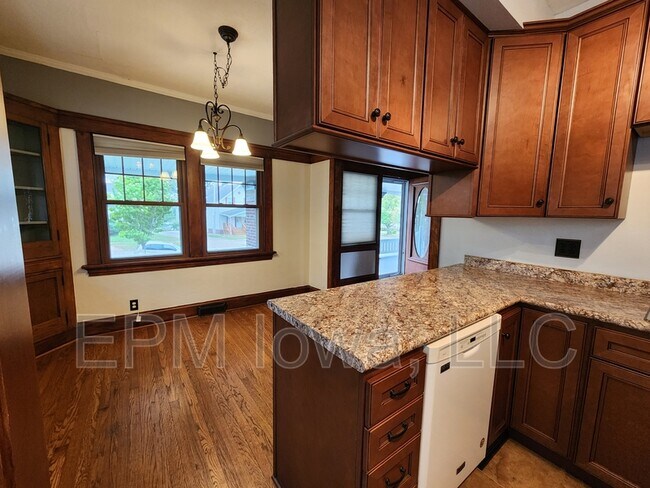 Building Photo - 1119 Maplewood Dr NE