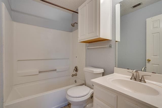 Building Photo - 2701 Chatsworth Dr