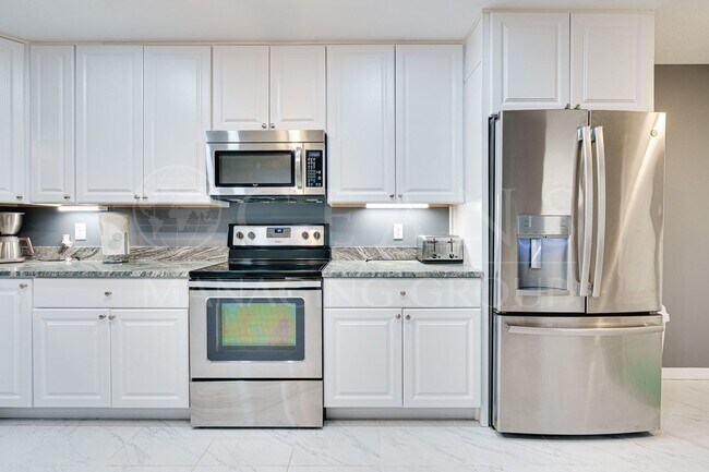 Building Photo - Beautifully Furnished 2BR Home + Bonus Room