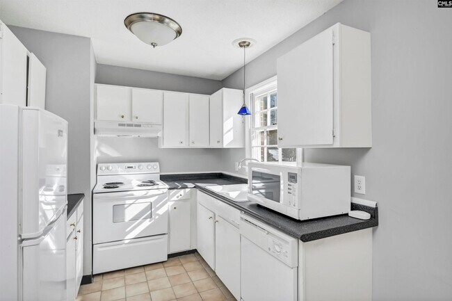 Building Photo - 5516 Lakeshore Dr