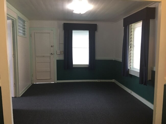 Building Photo - Small 3BR/1BA Home in Downtown Hilo!