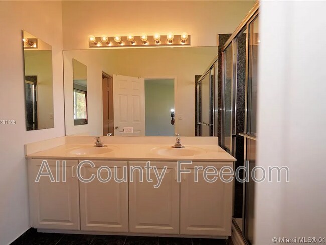 Building Photo - 8331 Vía Serena