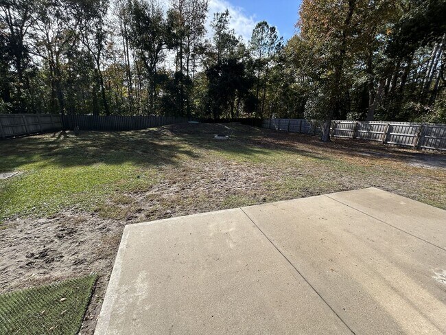 Building Photo - Enjoy private living in this beautiful 3 b...