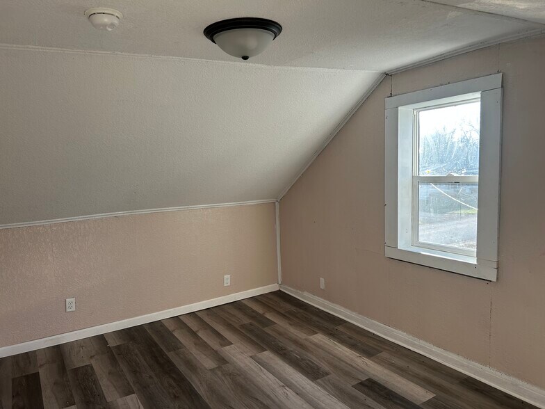 Building Photo - 821 E Woodlawn St