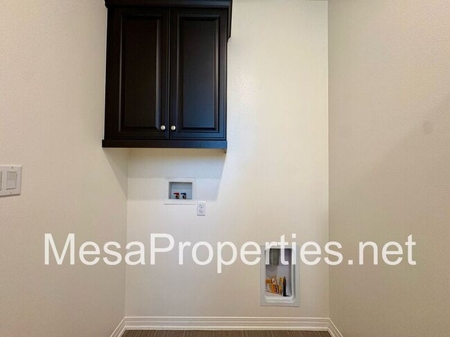 Building Photo - 3244 E Yellowstone Dr