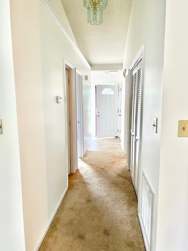 Building Photo - 733 Pinewood Dr