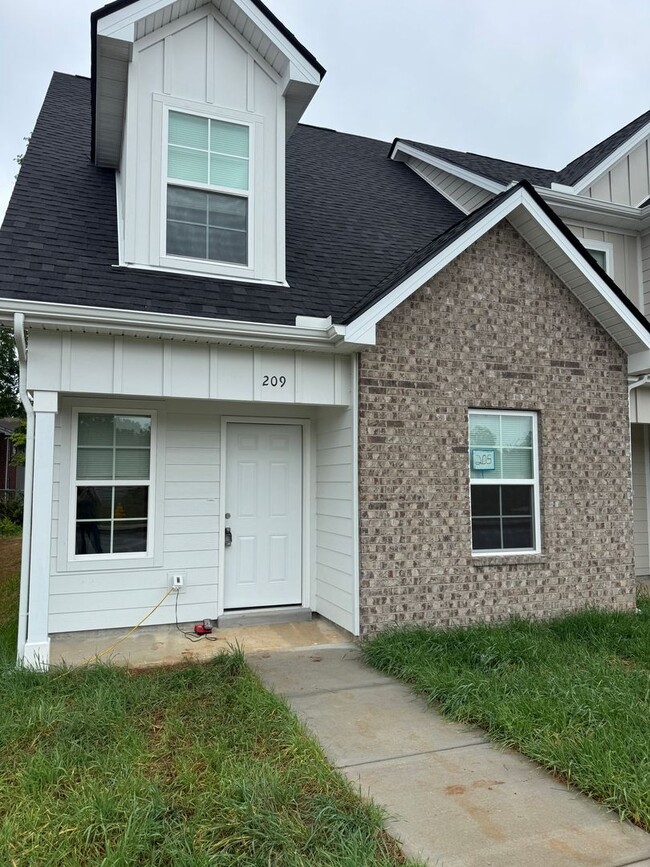 Building Photo - BRAND NEW 3 bedroom 2 bath townhome in the heart of Smyrna
