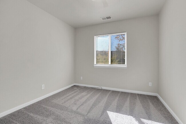 Building Photo - $2,000.00, 3 Bed, 2 bathroom located in Denver