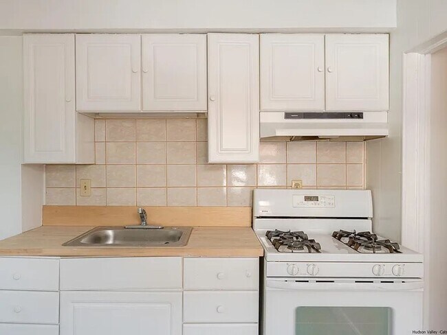 Building Photo - 2 Bedroom Single-Family Home, Newburgh
