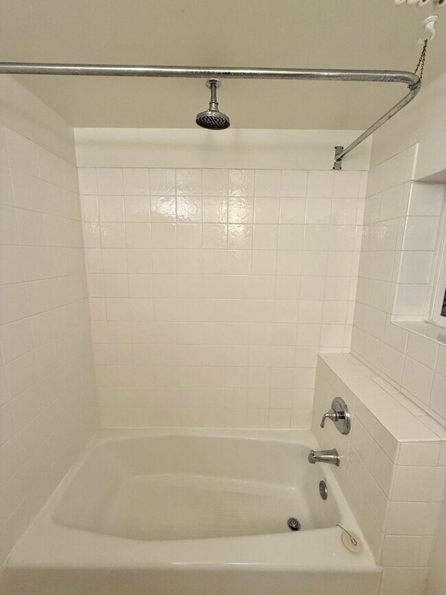 Building Photo - Stylish 3-Bed, 2-Bath Home in the Heart of...